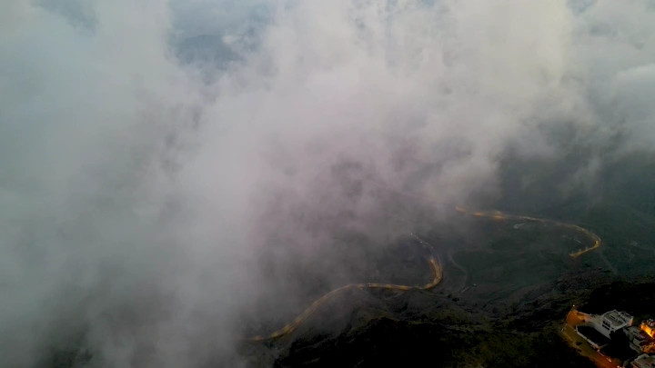 مدينة أبها مغطاة بالضباب، لقطة جوية.