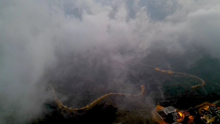 مدينة أبها مغطاة بالضباب، لقطة جوية.
