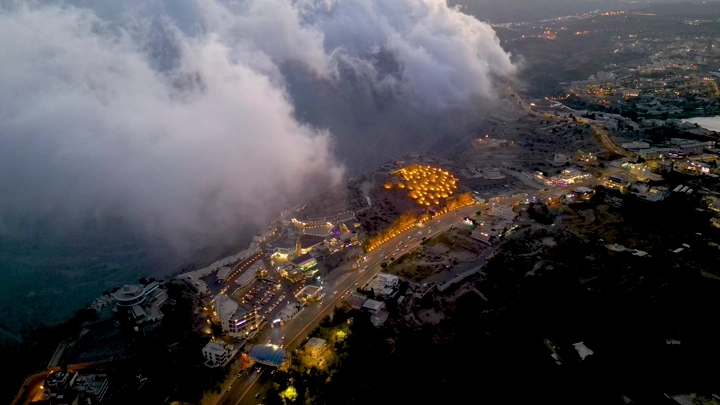 مدينة أبها تحت الضباب في المساء، لقطة جوية.