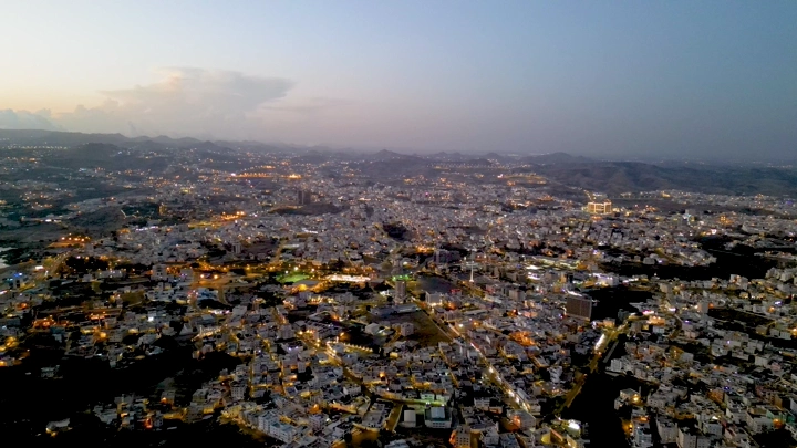 مدينة أبها مضاءة في المساء، لقطة جوية.