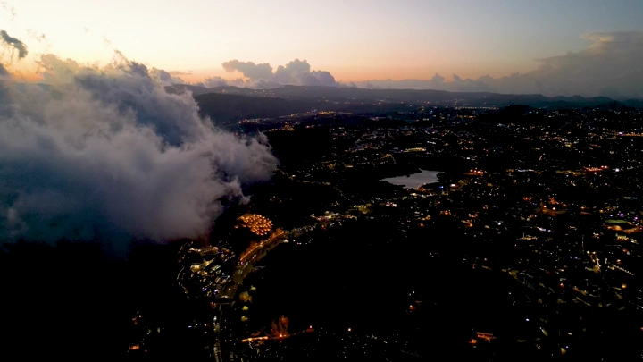 مدينة أبها في الضباب عند الغروب، لقطة جوية.