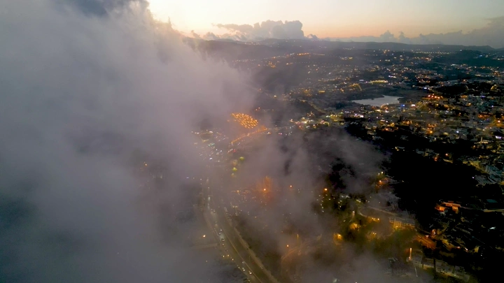 مدينة أبها مغطاة بالضباب في المساء، لقطة جوية.