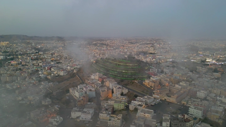 الجبل الأخضر في أبها عند الغروب، لقطة جوية.