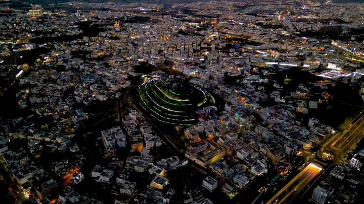 الجبل الأخضر في أبها ليلاً، لقطة جوية.