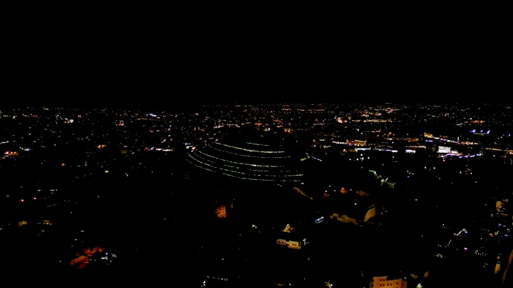 منظر ليلي للجبل الأخضر في أبها، لقطة جوية.