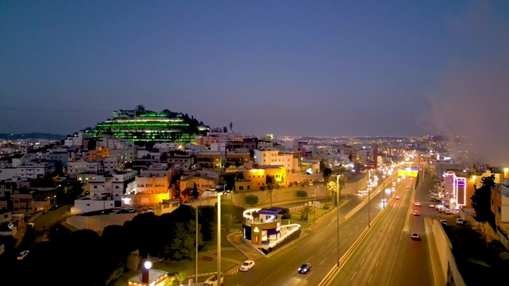 الجبل الأخضر في أبها عند الغروب، لقطة جوية.