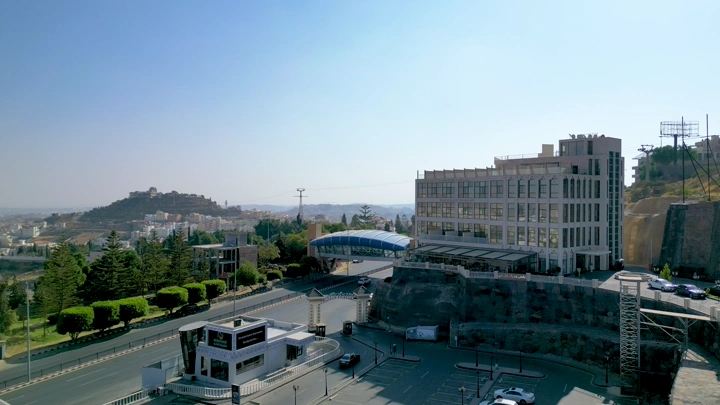 مبنى حديث في الجبل الأخضر بأبها، لقطة جوية.