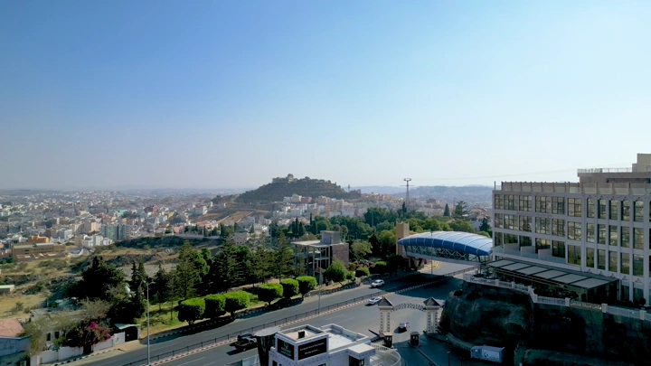 منظر للجبل الأخضر في أبها، لقطة جوية نهارية.