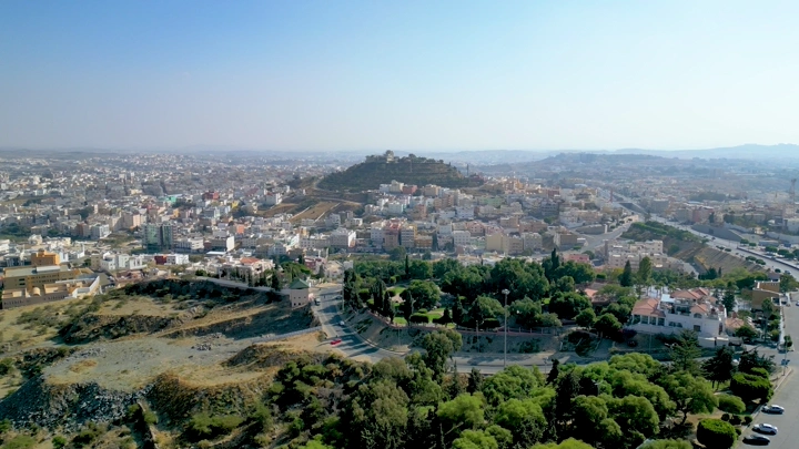 منظر جوي للجبل الأخضر في أبها خلال النهار.