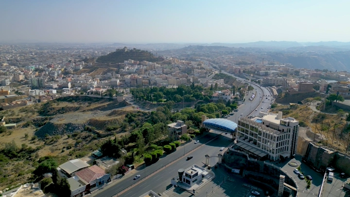 مدينة أبها من الأعلى مع الجبل الأخضر، لقطة جوية .