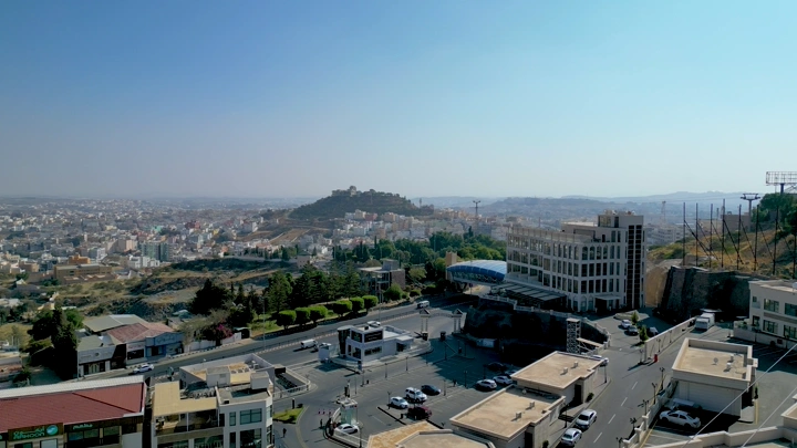 مدينة أبها من الأعلى في يوم مشمس، لقطة جوية.