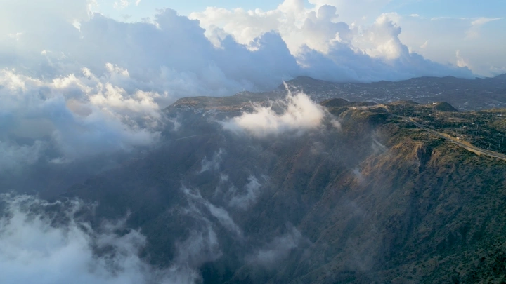 جبال السودة مغطاة بالضباب في منطقة عسير، لقطة درون.