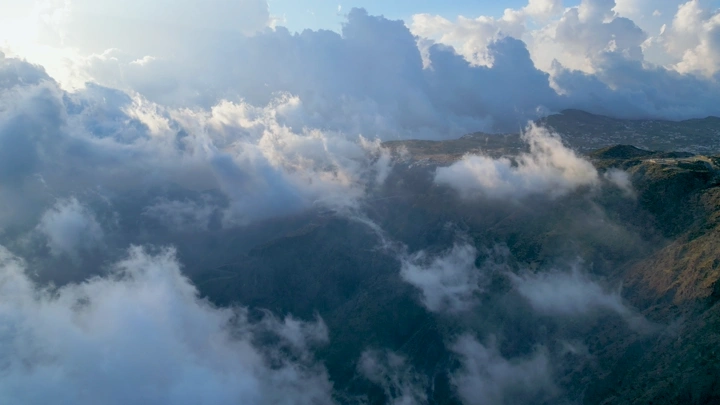 منظر جوي للسودة مع الضباب في منطقة عسير، لقطة درون.