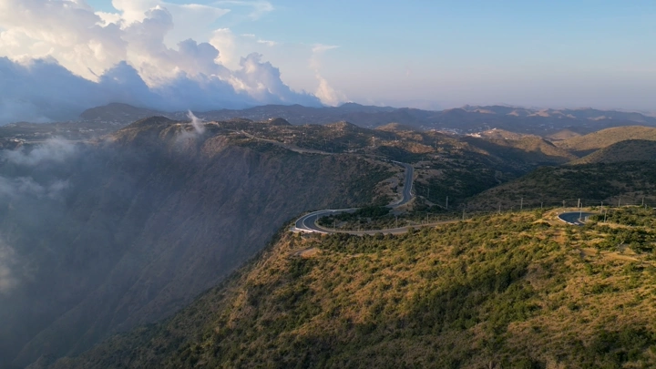 طريق جبلي في السودة مع الضباب، تصوير جوي.