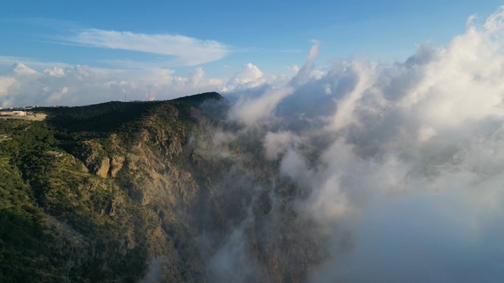 جبال السودة مع الضباب في منطقة عسير، لقطة درون.
