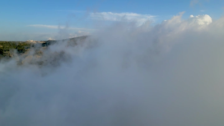 الضباب يغطي جبال السودة في عسير، لقطة درون.