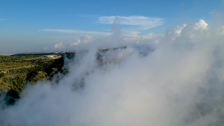 منظر جوي للسودة مع الضباب في منطقة عسير، لقطة درون.