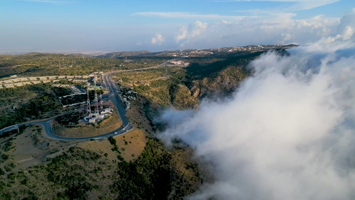 الضباب يغطي جبال السودة في عسير، لقطة جوية.