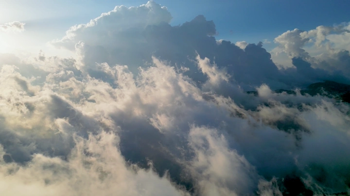 السحب تغطي جبال السودة في عسير، لقطة درون.