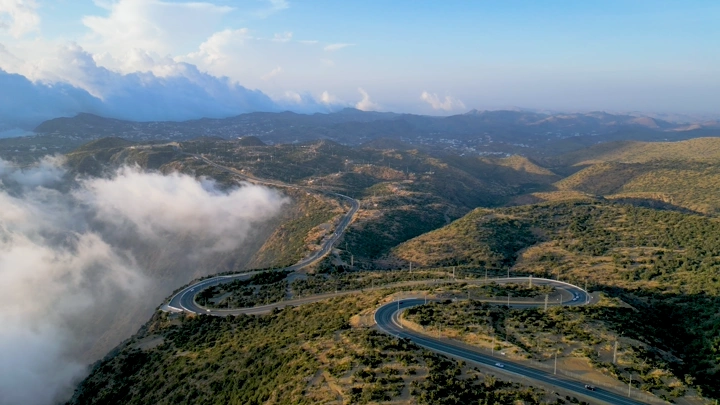 طريق متعرج في السودة مع الضباب، لقطة جوية .