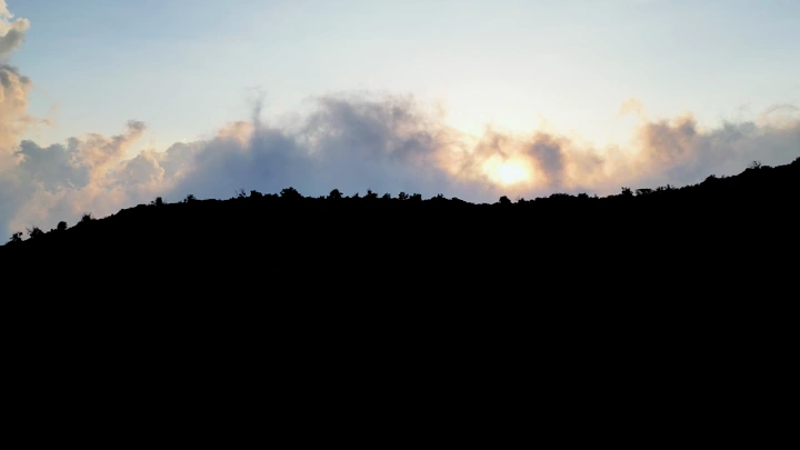 جبل السودة مع الضباب عند الغروب في منطقة عسير ، لقطة جوية .