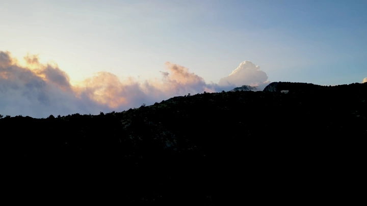 جبل السودة مع الضباب في منطقة عسير، لقطة درون.
