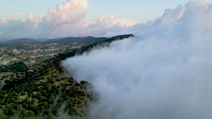 منظر ضبابي لجبل السودة في عسير، لقطة جوية .