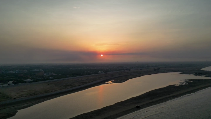 غروب الشمس فوق ساحل البحر الأحمر الشقيق، صورة جوية.