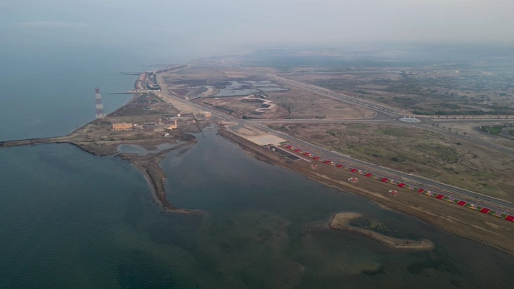 منظر جوي لساحل البحر الأحمر في الشقيق، في وقت الغروب.