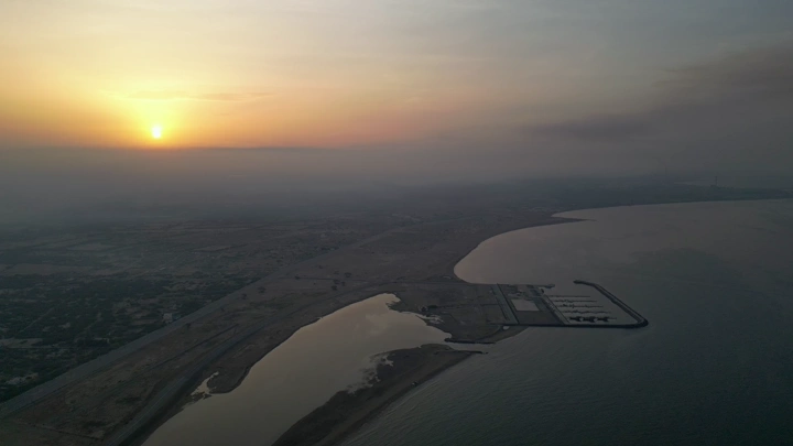 ساحل البحر الأحمر في الشقيق عند الغروب، لقطة جوية.