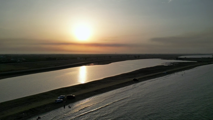 ساحل البحر الأحمر عند الغروب، لقطة جوية.