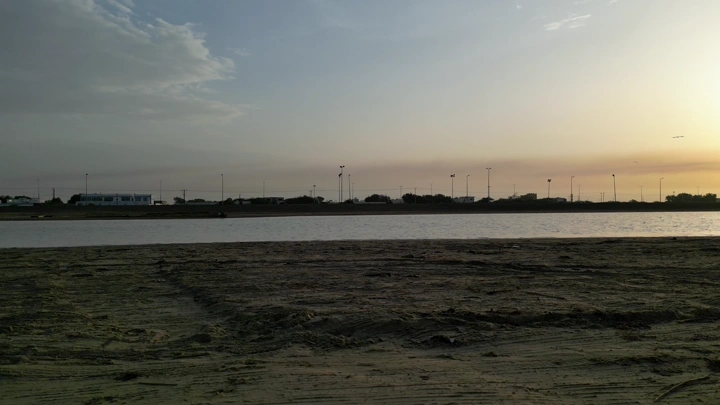 شاطئ البحر الأحمر في الشقيق عند الغروب، لقطة أرضية.