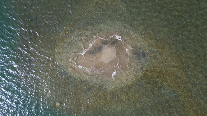 جزيرة صغيرة في البحر الأحمر الشقيق، لقطة جوية.