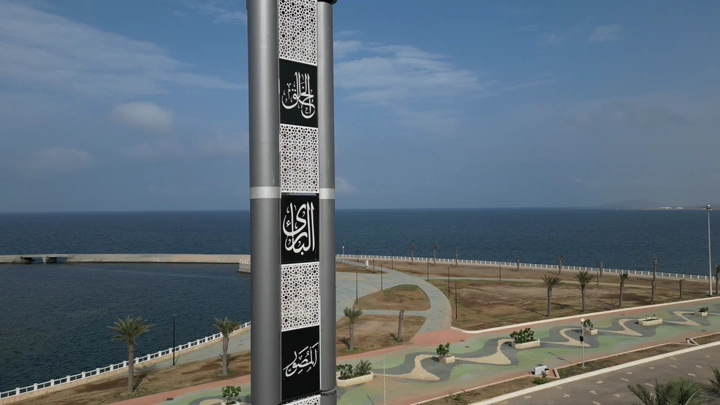 برج اتصالات على الواجهة البحرية في عسير، لقطة جوية.