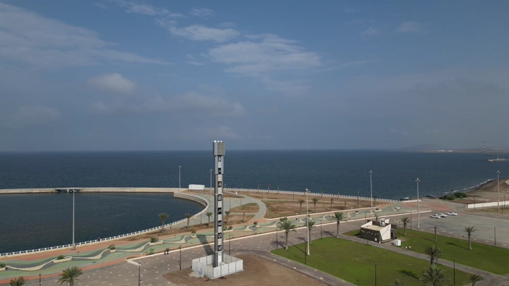 برج اتصالات على الواجهة البحرية في عسير، لقطة جوية.