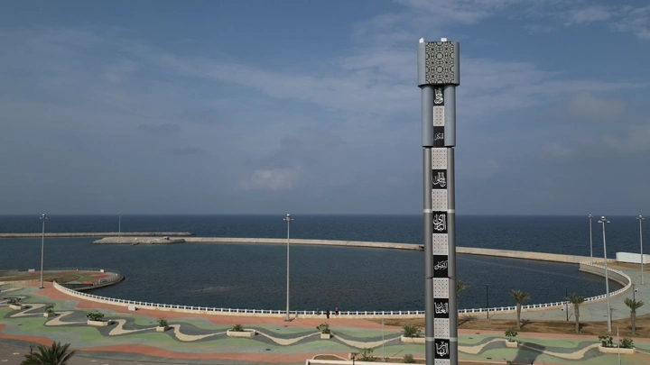 برج اتصالات على الواجهة البحرية في عسير، لقطة نهارية.