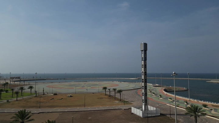 برج اتصالات في الواجهة البحرية في عسير، لقطة جوية نهارية.