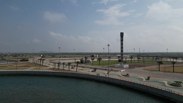 برج اتصالات في الواجهة البحرية في عسير، لقطة جوية نهارية.