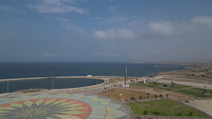 واجهة بحرية في عسير مع برج اتصالات، لقطة جوية.