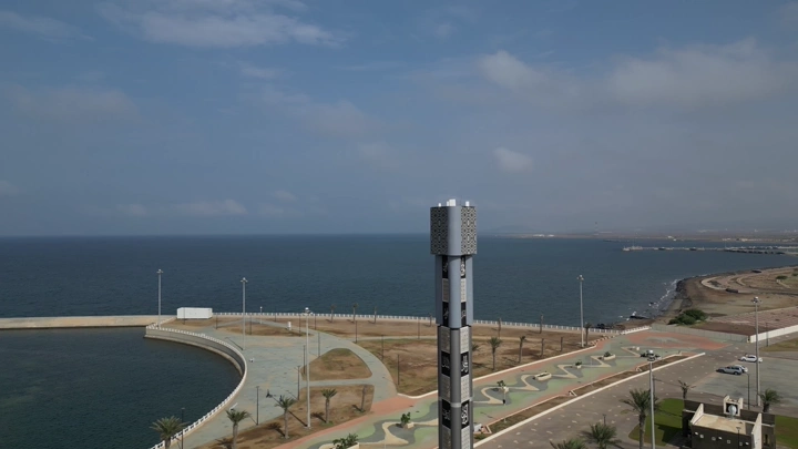 برج اتصالات على الواجهة البحرية في عسير، لقطة جوية.