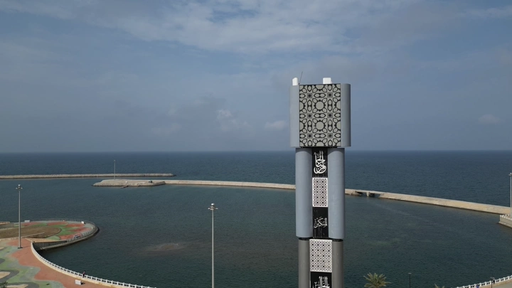 برج اتصالات على الواجهة البحرية في عسير، لقطة جوية.