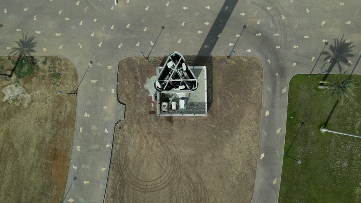 برج اتصالات في واجهة بحرية بعسير، لقطة جوية.