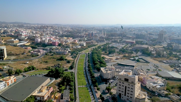منظر جوي لشارع الفن في أبها خلال النهار، لقطة درون.