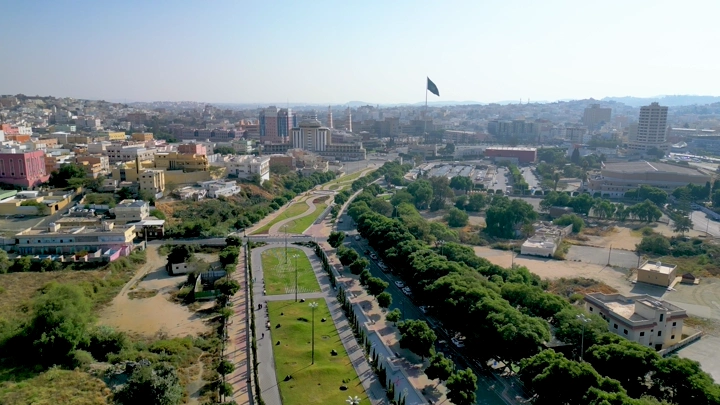 منظر جوي لشارع الفن في أبها خلال النهار، لقطة درون.