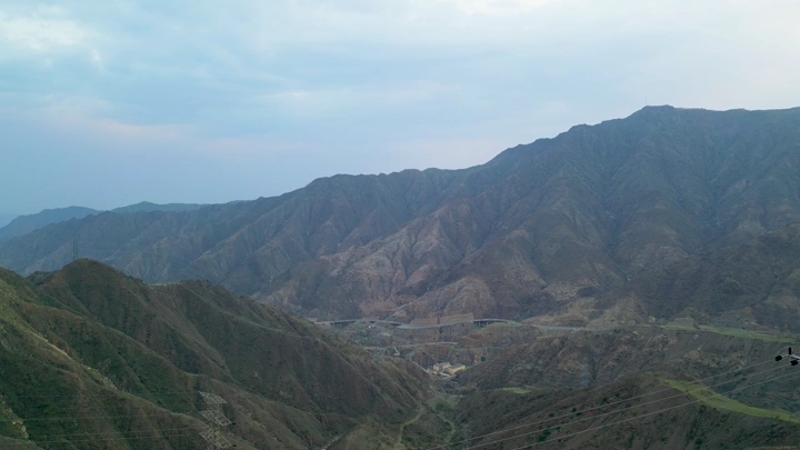 جبال عقبة ضلع في أبها، لقطة درون.