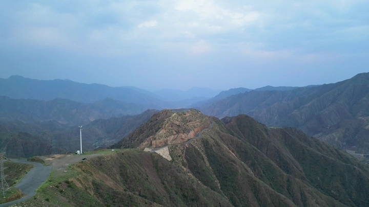 منظر جوي لعقبة ضلع في أبها، مشهد جبلي في الصباح الباكر.