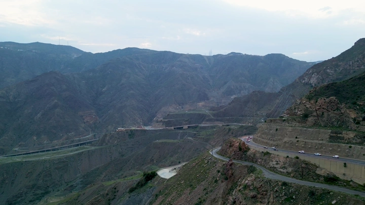 طريق عقبة ضلع في أبها بين الجبال، لقطة درون.