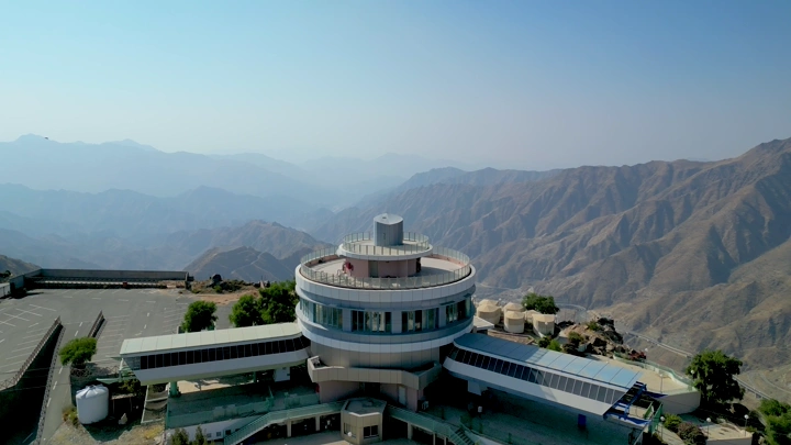 مبنى دائري في عقبة ضلع بأبها، تصوير جوي.