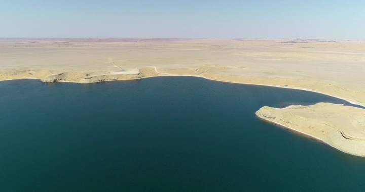 بحيرة دومة الجندل في منطقة الجوف، لقطة جوية نهارية.