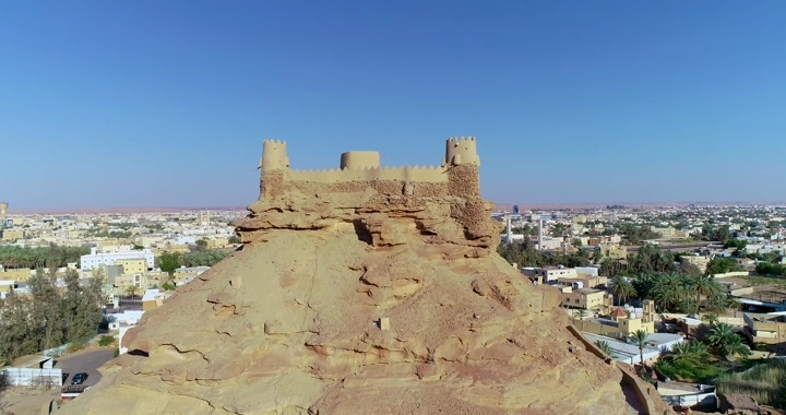 قلعة مارد التاريخية في دومة الجندل، لقطة جوية نهارية.